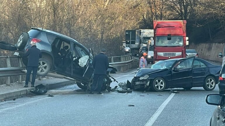 Aksident i rëndë në Qukës-Golik, tre të plagosur dhe drejtuesi largohet nga vendi i ngjarjes Aksident i rëndë në Qukës-Golik, tre të plagosur dhe drejtuesi largohet nga vendi i ngjarjes