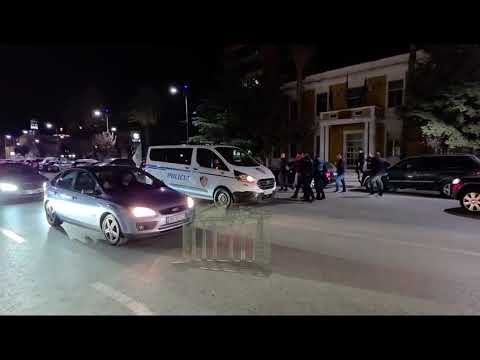 Aksion policor në qendër të Fierit pas përplasjes fizike Aksion policor në qendër të Fierit pas përplasjes fizike