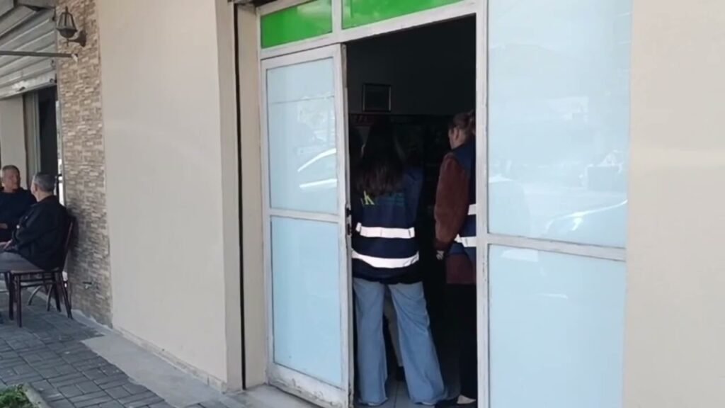 Kronikë: AKU zhvillon kontrolle në farmacitë bujqësore të Lushnjes për cilësinë e produkteve Kronikë: AKU zhvillon kontrolle në farmacitë bujqësore të Lushnjes për cilësinë e produkteve