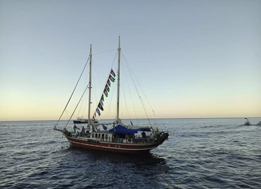 Flotilla drejt Gazës përballet me bllokim detar dhe tensione ndërkombëtare