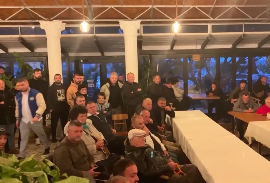 Krahina e Vlorës në revoltë: banorët sfidojnë prishjet dhe paralajmërojnë përplasje me qeverinë Krahina e Vlorës në revoltë: banorët sfidojnë prishjet dhe paralajmërojnë përplasje me qeverinë