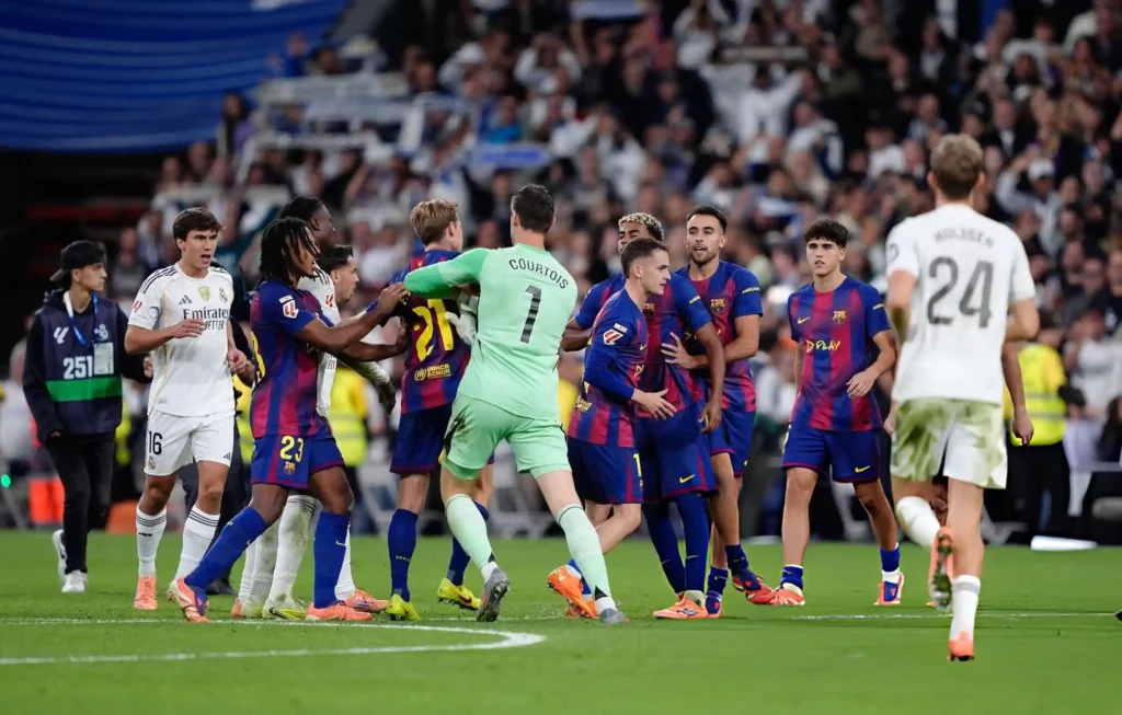 Përleshja pas ndeshjes mes Real Madrid dhe Barcelona, cilët lojtarë u ndëshkuan