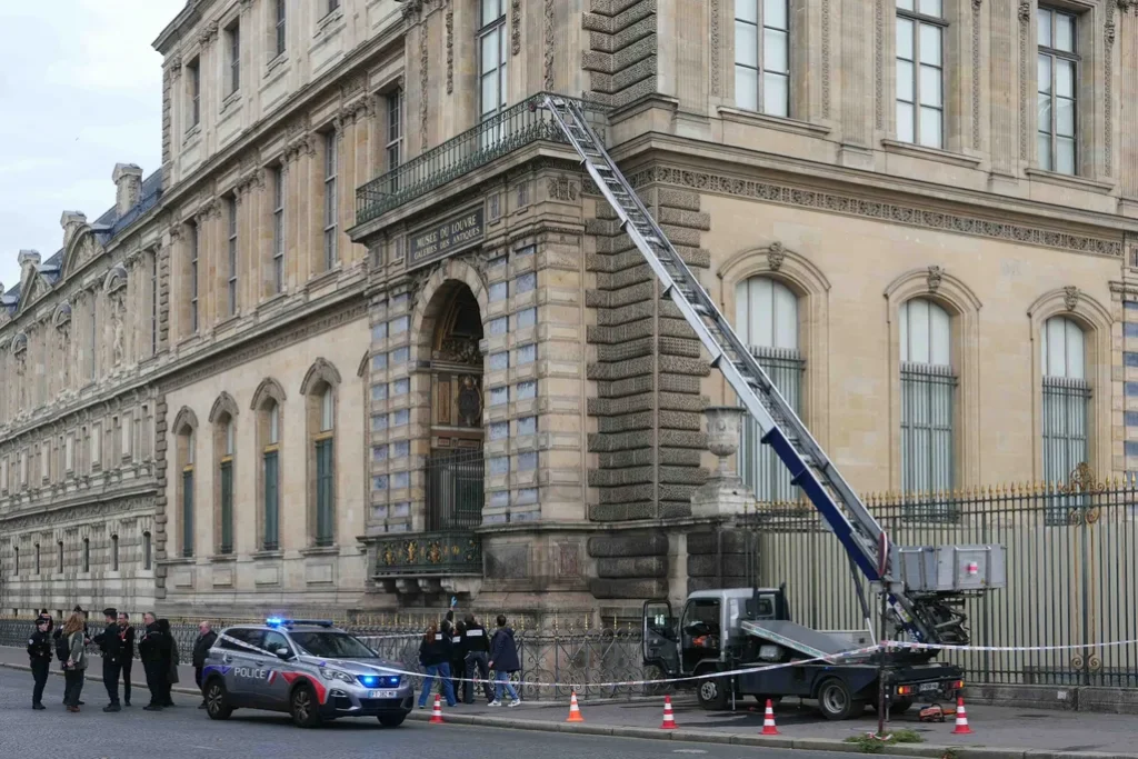 Dy të arrestuar për grabitjen spektakolare në muzeun e Louvre në Paris Dy të arrestuar për grabitjen spektakolare në muzeun e Louvre në Paris