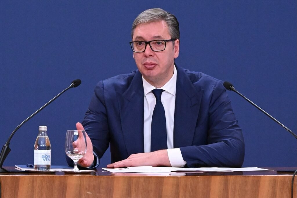 Vuçiç nën tension: të shtëna pranë parlamentit trondisin Beogradin Vuçiç nën tension: të shtëna pranë parlamentit trondisin Beogradin
