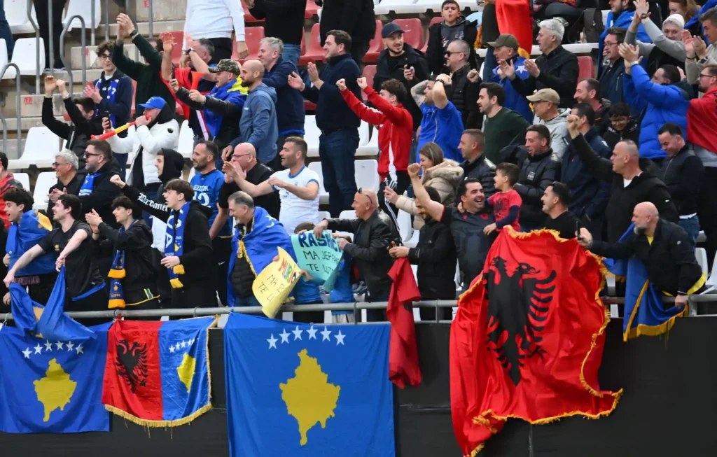 Presion i jashtëzakonshëm nga tifozët e Kosovës ndaj federatës sllovene Presion i jashtëzakonshëm nga tifozët e Kosovës ndaj federatës sllovene