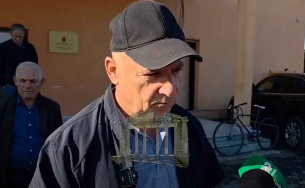 Banorët e lagjes Apollonia në Fier kërkojnë drejtësi për pronësinë Banorët e lagjes Apollonia në Fier kërkojnë drejtësi për pronësinë