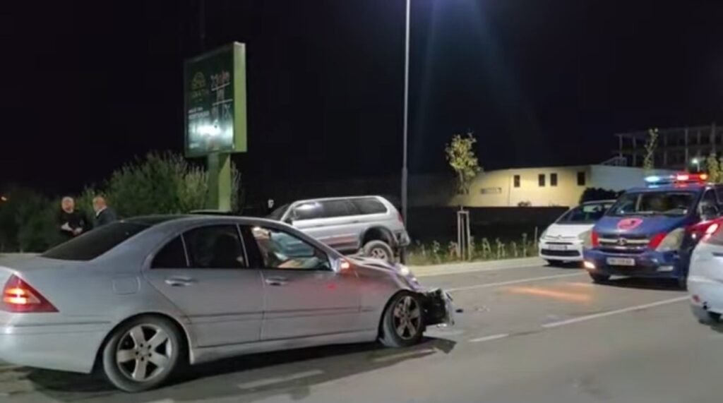 Përplasje e fortë në Fier, dy të plagosur pas aksidentit pranë spitalit memorial Përplasje e fortë në Fier, dy të plagosur pas aksidentit pranë spitalit memorial