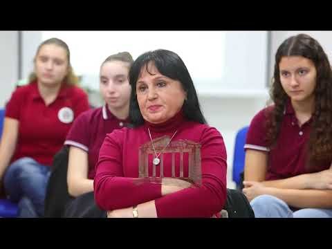 Fëmijët e Fierit përqafojnë letërsinë me autoren Rudina Çupi Fëmijët e Fierit përqafojnë letërsinë me autoren Rudina Çupi