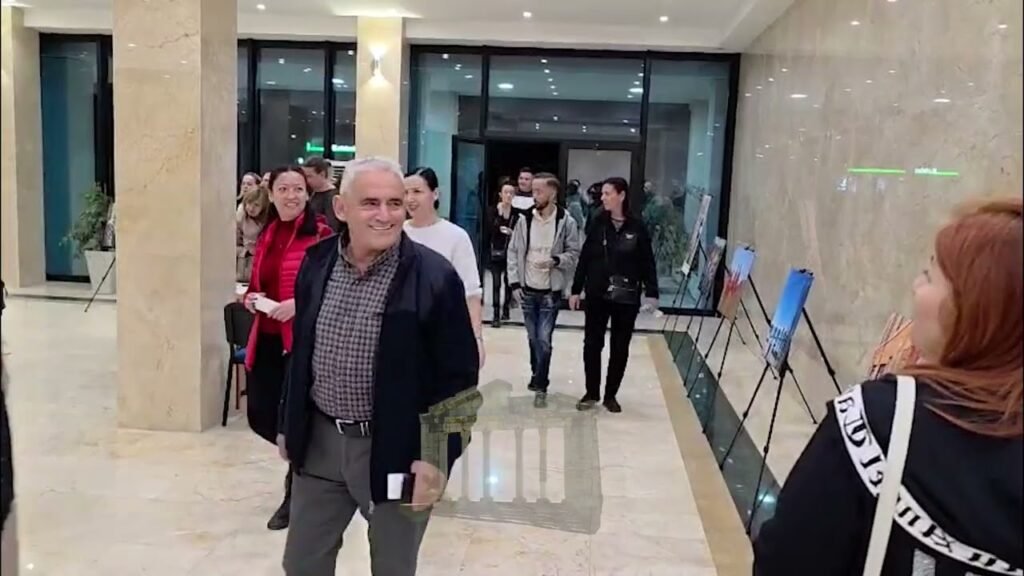 “Gruaja e burrit tim”, komedia që ndezi duartrokitjet në Fier “Gruaja e burrit tim”, komedia që ndezi duartrokitjet në Fier