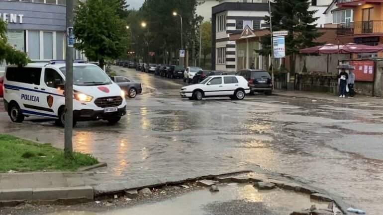 Rënie gurësh në Kukës pas reshjeve të shiut dhe borës Rënie gurësh në Kukës pas reshjeve të shiut dhe borës