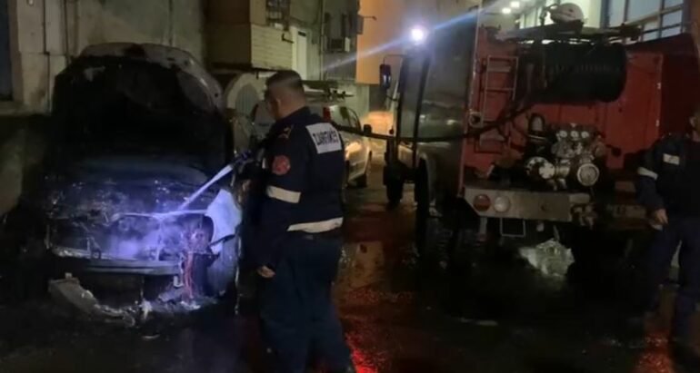 Zjarr në Lezhë djeg plotësisht një automjet të parkuar