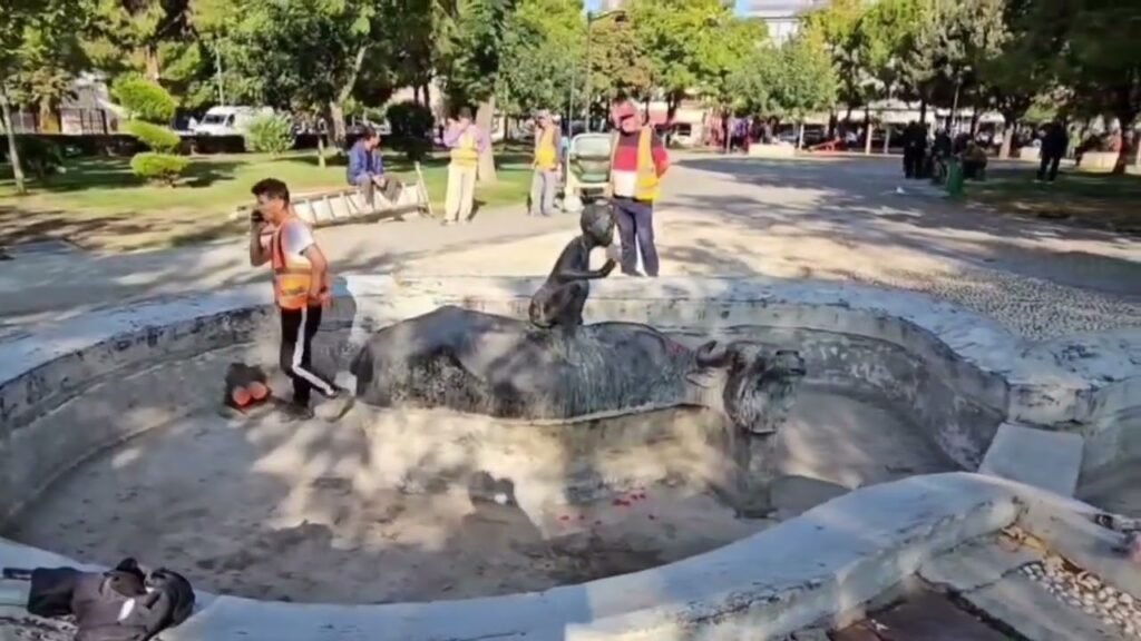 Kronikë: Lushnjë, rikthehet në identitet “Djali mbi Buallicë”, simboli i qytetit Kronikë: Lushnjë, rikthehet në identitet “Djali mbi Buallicë”, simboli i qytetit