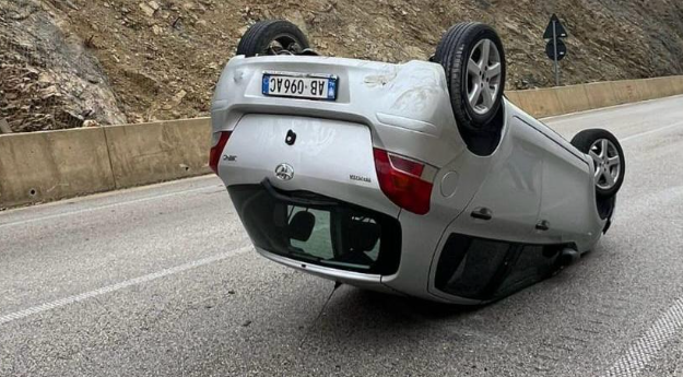 Makina humb kontrollin në Senicë, përmbyset në rrugën Sarandë–Skërficë Makina humb kontrollin në Senicë, përmbyset në rrugën Sarandë–Skërficë