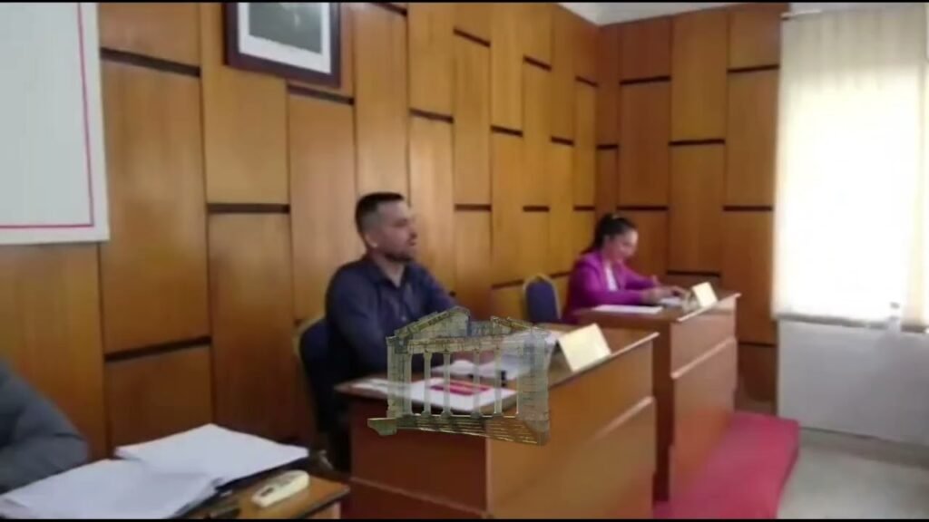 Mbledhja e Këshillit Bashkiak në Lushnjë ndez debat për titullin e nderit Mbledhja e Këshillit Bashkiak në Lushnjë ndez debat për titullin e nderit