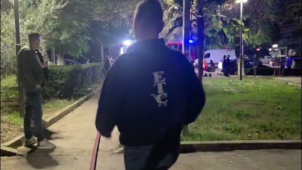 Kronikë: Një kabinë elektrike u përfshi nga flakët në hyrje të një pallati 5 katësh në lagjen “Liri Gero”