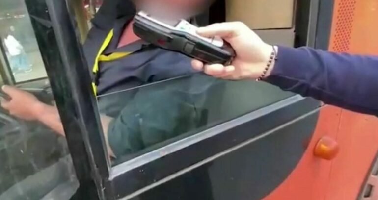 I dehuri përplas tre makina në Tiranë, përfundon në pranga I dehuri përplas tre makina në Tiranë, përfundon në pranga