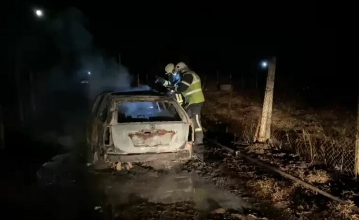 Makina e djegur në Tapizë ngre dyshime për atentat të planifikuar Makina e djegur në Tapizë ngre dyshime për atentat të planifikuar