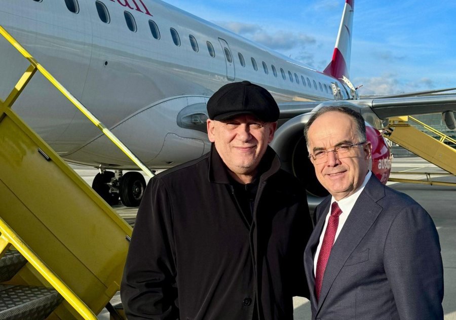 Fate Velajt, nuk i rrihet pa bërë “çudira”: Diplomacia shqiptare, tani edhe te shkallët e avionëve Fate Velajt, nuk i rrihet pa bërë “çudira”: Diplomacia shqiptare, tani edhe te shkallët e avionëve