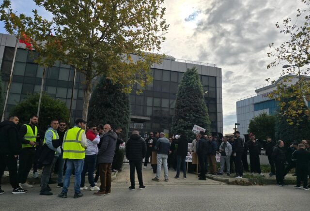 Protesta e naftëtarëve në Marinzë vijon me tubime të reja, ndërpritet greva e urisë Protesta e naftëtarëve në Marinzë vijon me tubime të reja, ndërpritet greva e urisë