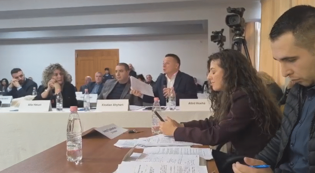 Atird Hoxha kritikon këshilltarët socialistë të Vlorës për vendimmarrje kundërshtuese dhe rritje të kostove