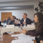 Atird Hoxha kritikon këshilltarët socialistë të Vlorës për vendimmarrje kundërshtuese dhe rritje të kostove