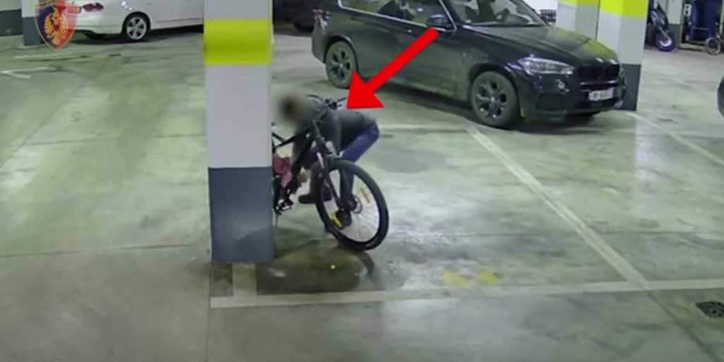 Tiranë arrestohet 22 vjeçari që dyshohet se vidhte biçikleta dhe monopatina për t i shitur më pas