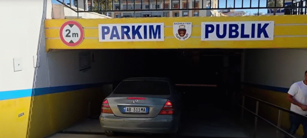 “Fatura që nuk është faturë”: Skandali i parkingut të Fierit vazhdon – ja pse dokumenti i hyrjes nuk quhet faturë tatimore. Po tani qe nuk eshte me Adela kush do te behet “koke turku”? Kush nuk ka frike as nga prokuroria as nga ndeshkueshmeria?