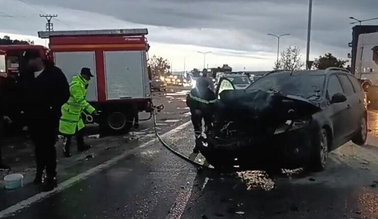 Makina merr flakë pas përplasjes në Lushnjë–Rrogozhinë, shpëtojnë pa lëndime drejtuesit