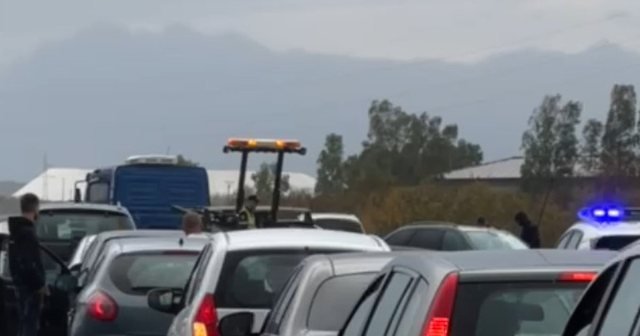 Automjeti humbet kontrollin në autostradën Vlorë–Levan, bllokohet përkohësisht qarkullimi