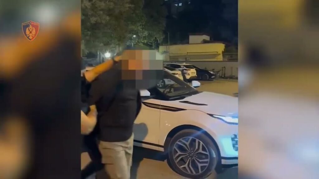 Arrestohet 32 vjeçari pas dhunës ndaj policit të burgut në Fier Arrestohet 32 vjeçari pas dhunës ndaj policit të burgut në Fier