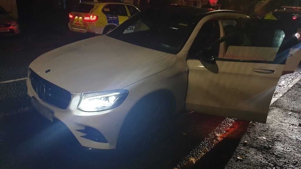 Dy persona shpallen në kërkim për trafikimin e automjeteve luksoze të vjedhura nga Italia në Shqipëri