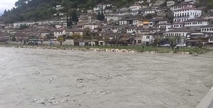 Reshjet e dendura shkaktojnë përmbytje në Berat, evakuohen 5 persona ndërsa vijojnë kërkimet për 75-vjeçaren e zhdukur