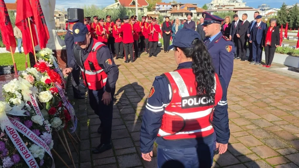 Fier përkujton 81 vjetorin e Çlirimit me ceremoni solemne në Varrezat e Dëshmorëve