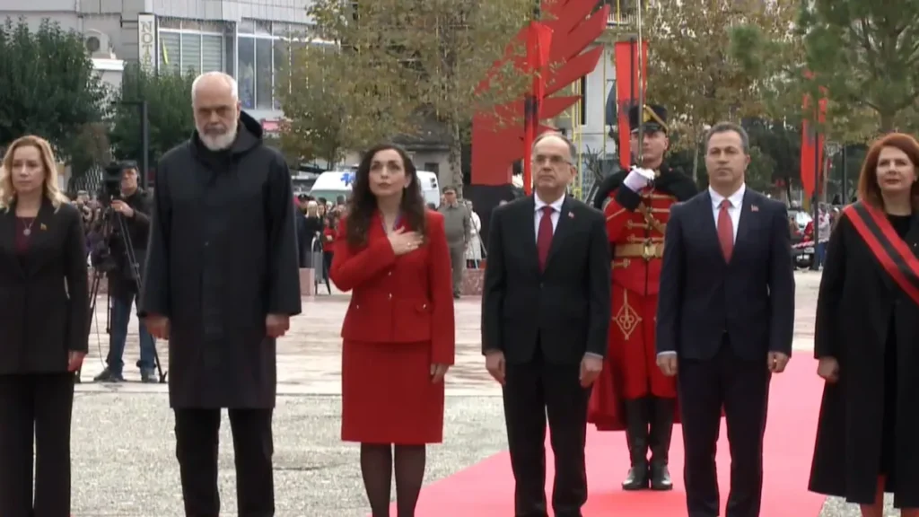 Ceremonia e ngritjes së flamurit në Vlorë bashkon drejtuesit më të lartë të Shqipërisë dhe Kosovës