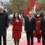 Ceremonia e ngritjes së flamurit në Vlorë bashkon drejtuesit më të lartë të Shqipërisë dhe Kosovës