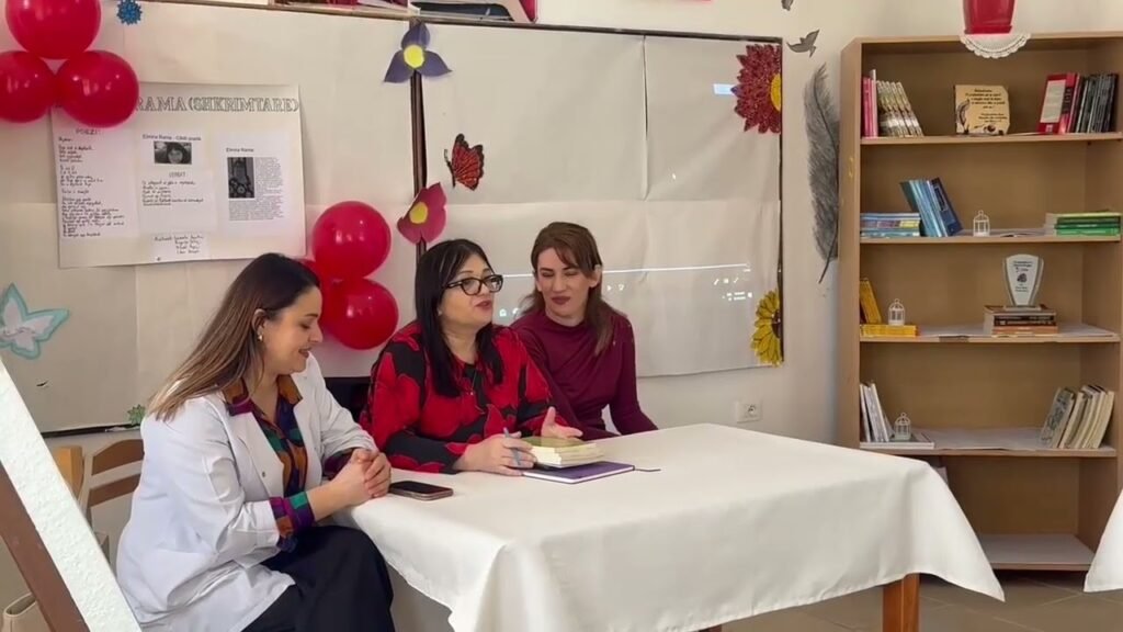 Dhurohen libra në shkollat e bashkisë Patos Dhurohen libra në shkollat e bashkisë Patos