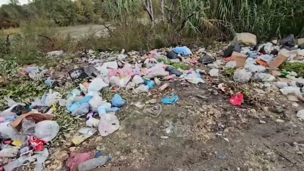 Dimal: Mbeturinat “mbulojnë” lumin Seman, institucionet heshtin! Dimal: Mbeturinat “mbulojnë” lumin Seman, institucionet heshtin!