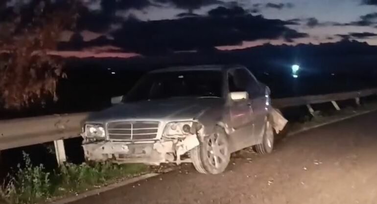 Aksident në aksin Lushnjë-Fier, Benzi del nga rruga Aksident në aksin Lushnjë-Fier, Benzi del nga rruga