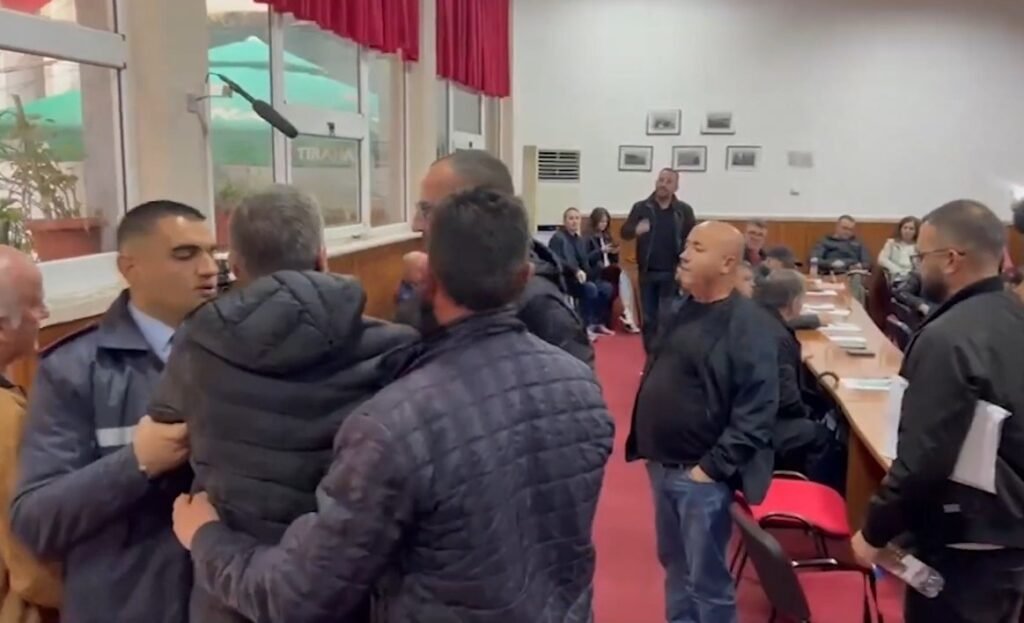 Sherr në mbledhjen e Këshillit Bashkiak Pogradec Sherr në mbledhjen e Këshillit Bashkiak Pogradec