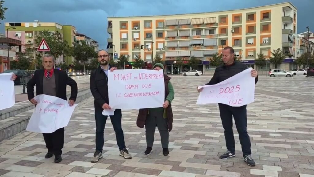 Fier, aktivistët dhe banorët protestojnë për mungesën e ujit të pijshëm: “Një turp kombëtar dhe dështim historik”