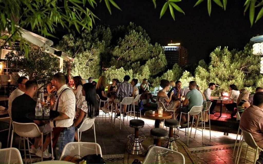 Pse shqiptarët janë “komb i kafesë”: kafeneja si vend takimi, reflektimi dhe bashkimi