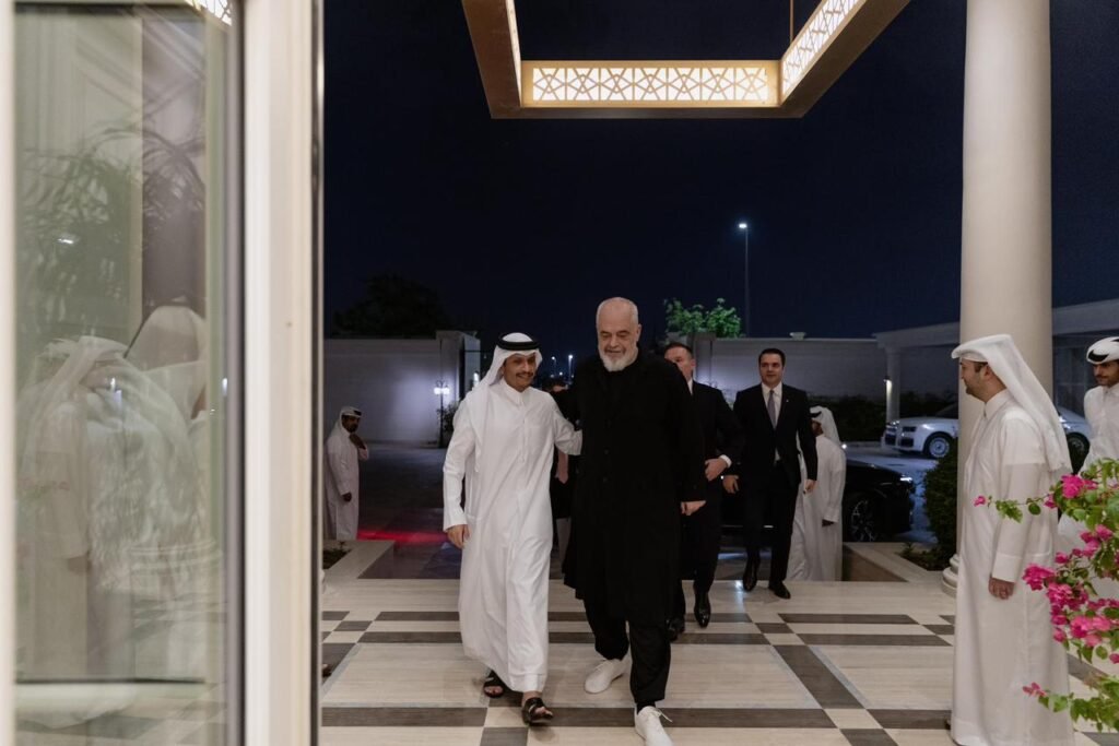 Edi Rama takohet në Doha me kryeministrin e Katarit: Diskutim për bashkëpunim të thelluar dhe projekte strategjike