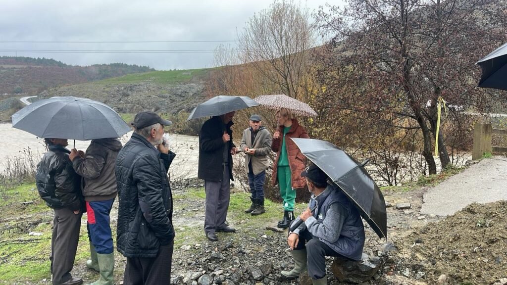 Banorët e Kolonjës protestojnë pas izolimit të mbi 10 fshatrave nga moti i keq