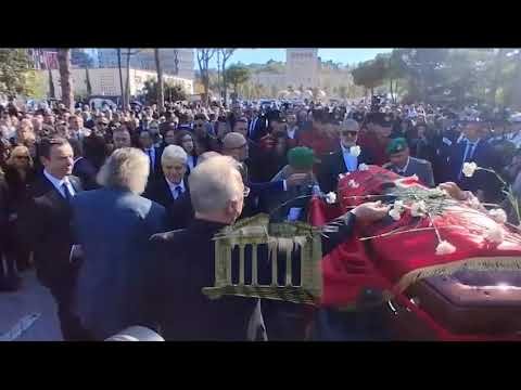 Lamtumira e fundit për ish-kryeministrin Nano, përcillet me këngën e Frank Sinatrës