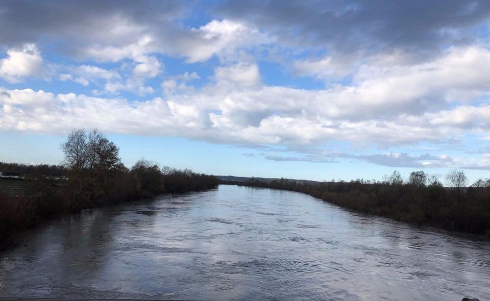 Reshjet e dendura nxjerrin në pah tonelata mbetjesh në grykëderdhjen e Semanit