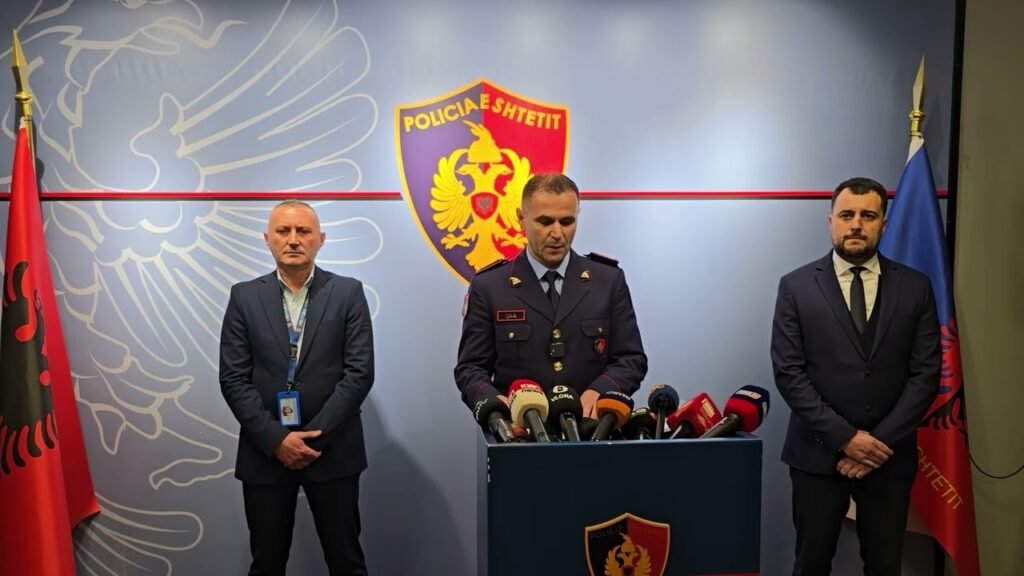 SKANDALOZE – Ja si “justifikohet” Policia Brutale e Vlorës për ngjarjen e Çoles ku marrin zvarre nje baba qe po merrte femijen nga shkolla dhe befas i gjejne ne xhep hashash dhe thike. SKANDALOZE – Ja si “justifikohet” Policia Brutale e Vlorës për ngjarjen e Çoles ku marrin zvarre nje baba qe po merrte femijen nga shkolla dhe befas i gjejne ne xhep hashash dhe thike.
