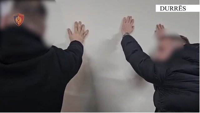 Durrës, zbulohet rrjet i shpërndarjes së drogës pranë shkollave: 12 të arrestuar dhe një në kërkim