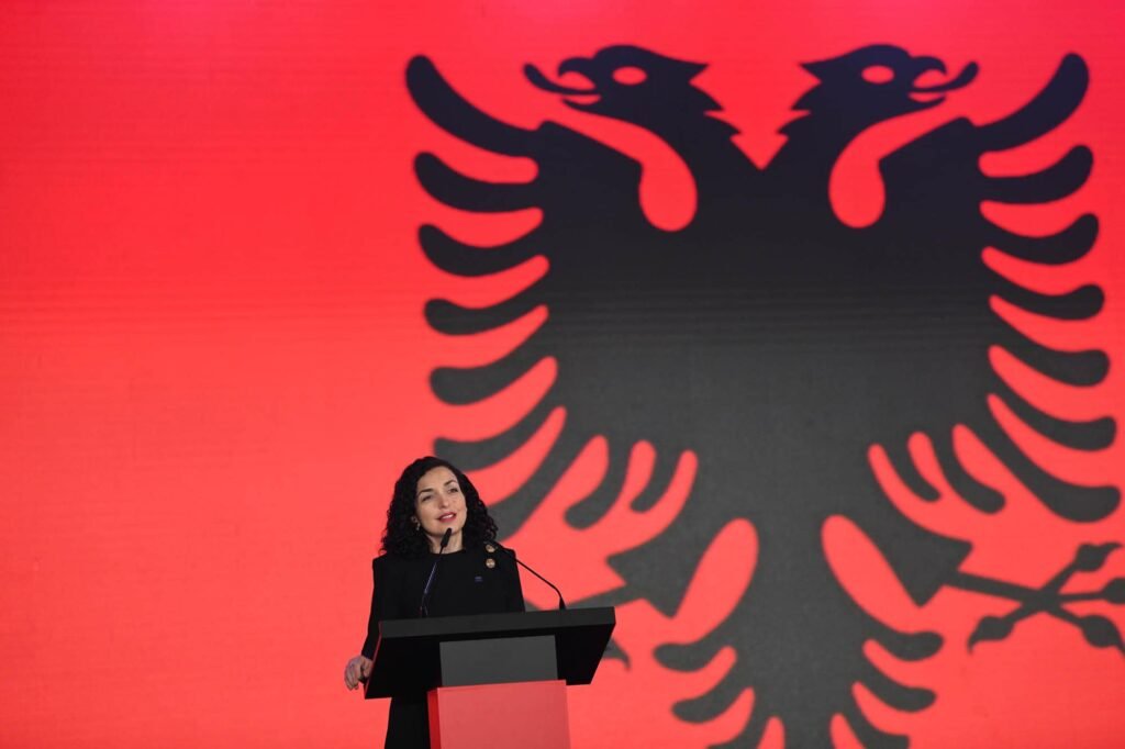 Presidentja Osmani uron shqiptarët për Ditën e Flamurit: Kosova dhe Shqipëria sot ecin krah për krah Presidentja Osmani uron shqiptarët për Ditën e Flamurit: Kosova dhe Shqipëria sot ecin krah për krah