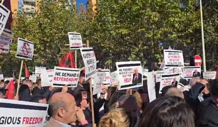 Tension para Kuvendit për ligjin gjinor