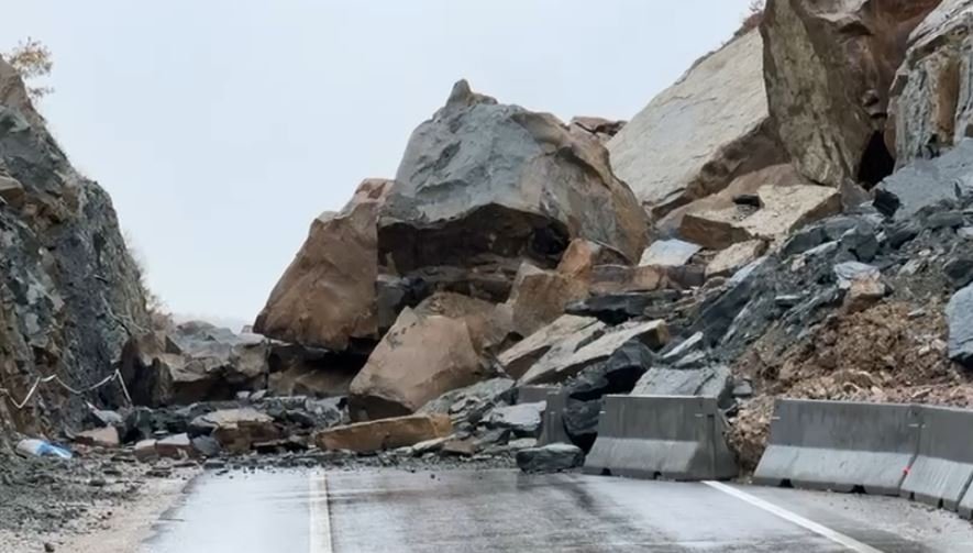 Rrëshqitje e madhe dheu në aksin Qukës–Qafë Pllocë, krijohet rrugë provizore për kalimin e automjeteve